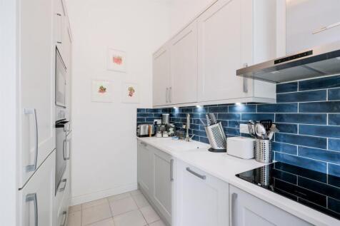 Flat 2, 70 Hermon Hill-20.jpg