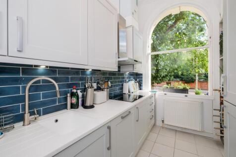 Flat 2, 70 Hermon Hill-24.jpg
