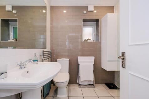 Flat 2, 70 Hermon Hill-9.jpg