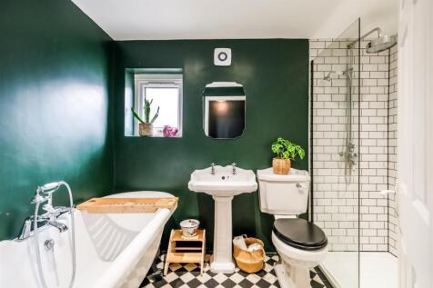 20 Reginald Road bathroom-1.jpg