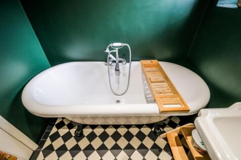 20 Reginald Road bathroom-5.jpg