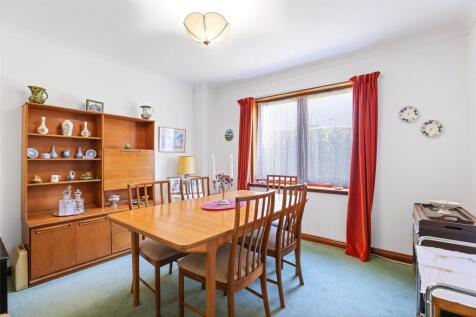 Dining Room / Bed 4