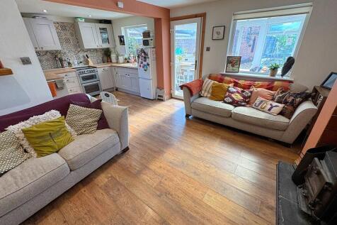 Lounge to Kitchen