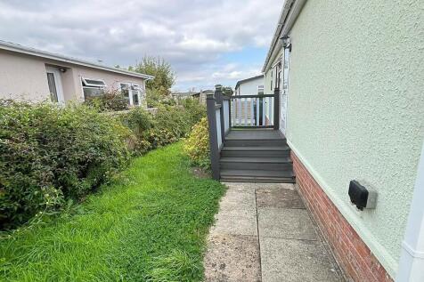 Side garden to st...