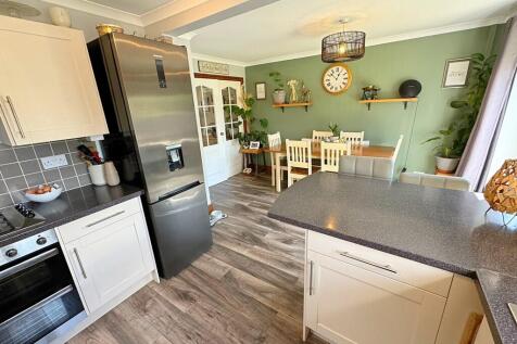 Kitchen to diner