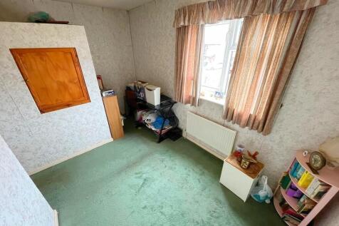 Bed 2 to window
