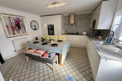 Kitchen from Loun...