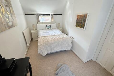 Bedroom 3 alt ang...