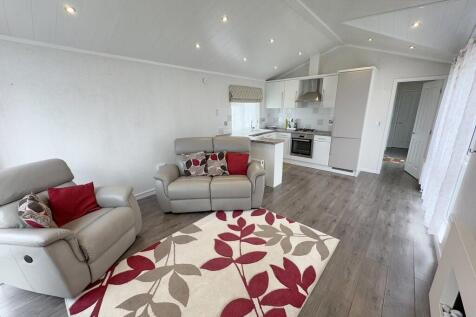 Lounge to Kitchen