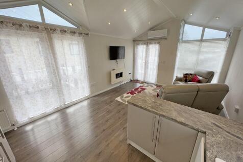 Kitchen area to L...