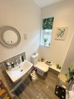 Ensuite to Bed 1