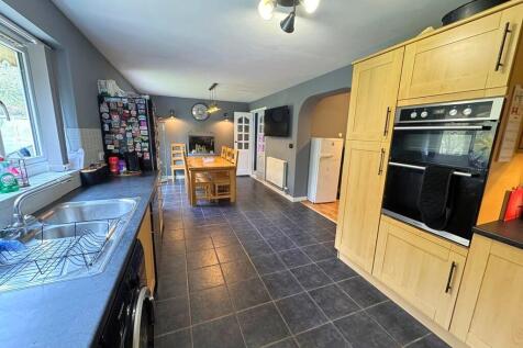 Kitchen to diner