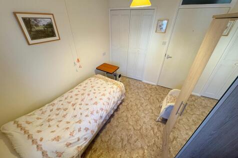 Bed 1 to wardrobe