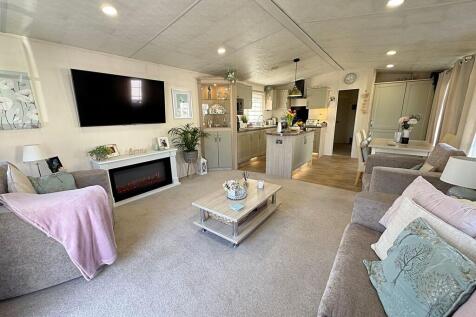Lounge to Kitchen