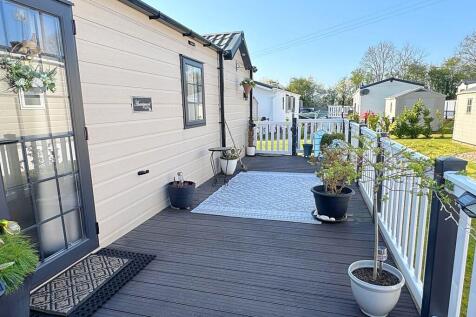 Side decking area