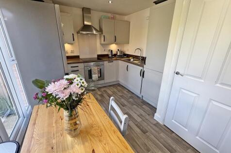 Dining to kitchen
