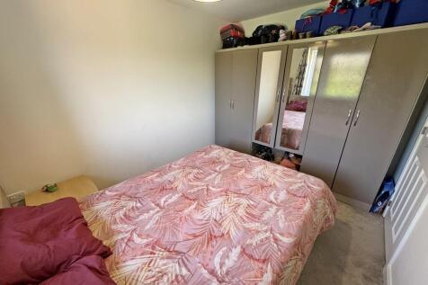 Bed 2 to wardrobe...