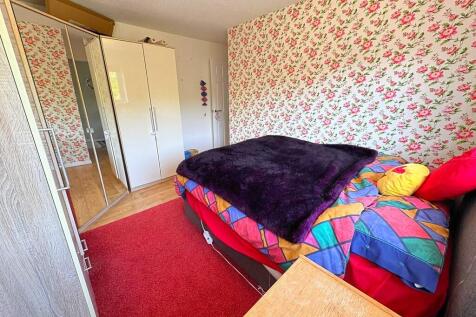 Bed 1 to wardobes