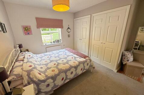 Bed 1 to wardrobe