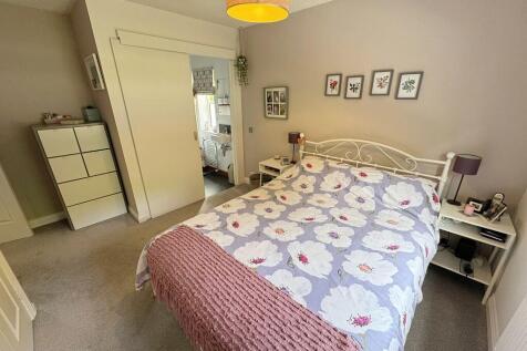 Bed 1 to en-suite