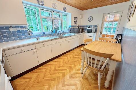 (Kitchen alt angl...