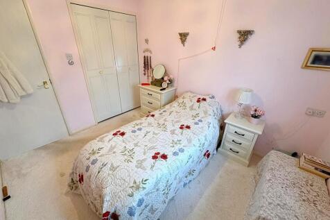 Bed 1 to wardrobe