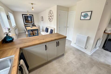 Kitchen to diner