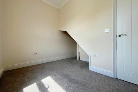 Bed 2 to staircas...