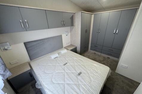 Bed 1 to wardrobe