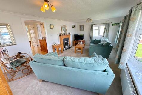 Living room alt a...