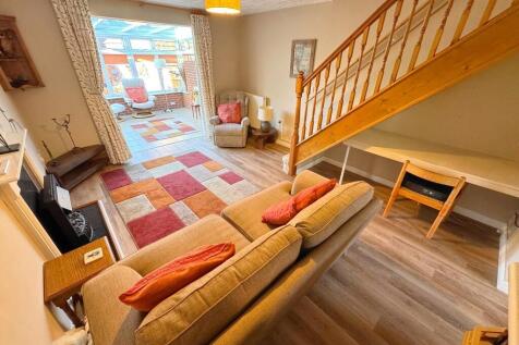 Living room close...