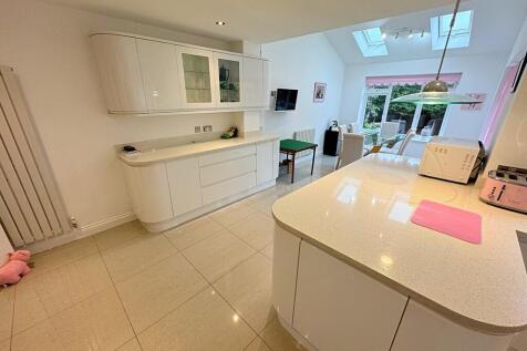 Dining Kitchen to...