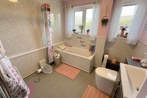 Bathroom alt angl...