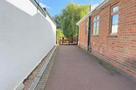 Side access paddock