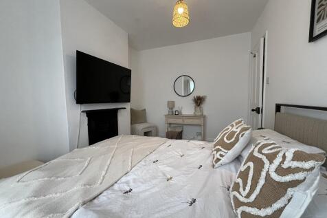 Main Bedroom (2)