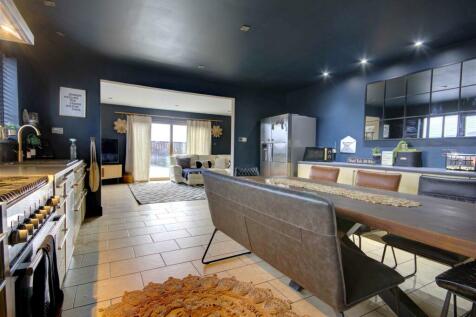 KITCHEN/DINER/FAMILY ROOM