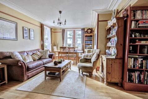 FAMILY/DINING ROOM