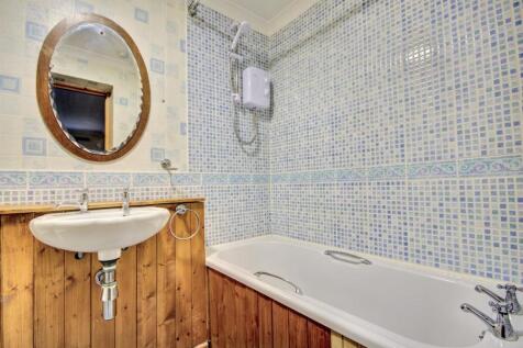EN-SUITE BATHROOM