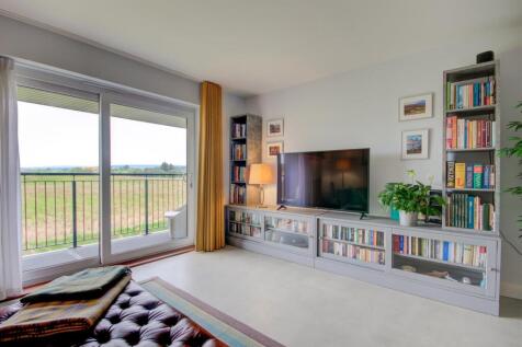 OPEN PLAN SITTING ROOM/KITCHEN