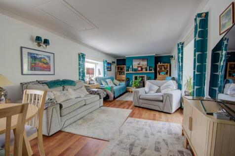 SITTING/DINING ROOM