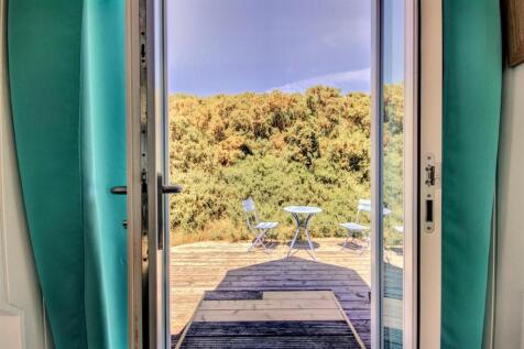 FRENCH DOORS TO BALCONY