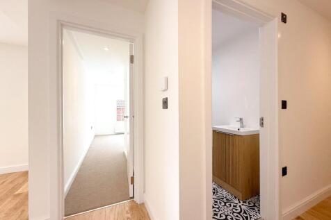 Bedroom/Bathroom
