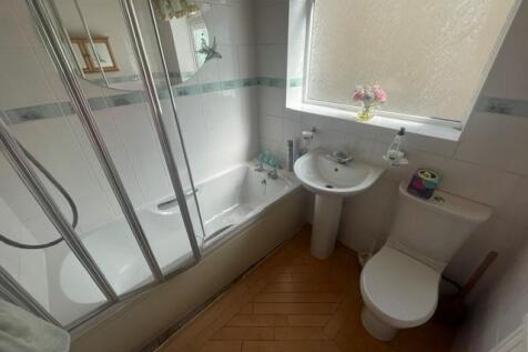 Ground floor bathroom/WC