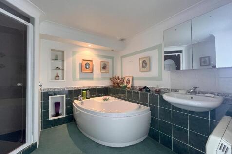 En-Suite Bathroom