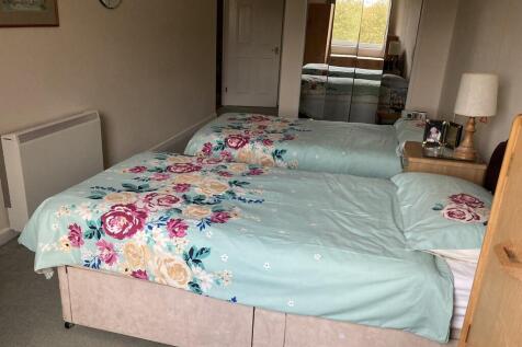 IMG_0725 Main Bed...