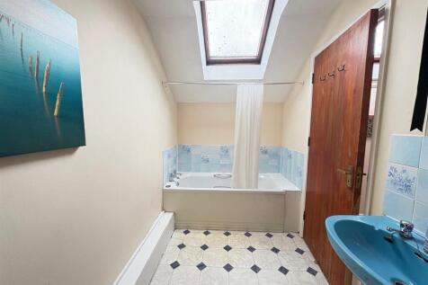 Bathroom 1.jpg