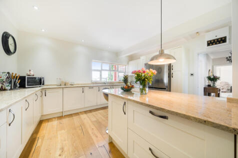 Fitted Kitchen / Breakfast Room