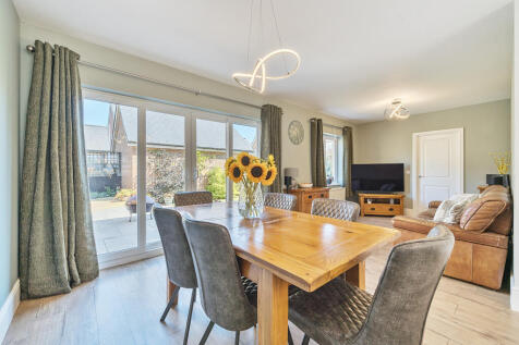 Open Plan Kitchen / Dining / Family Room