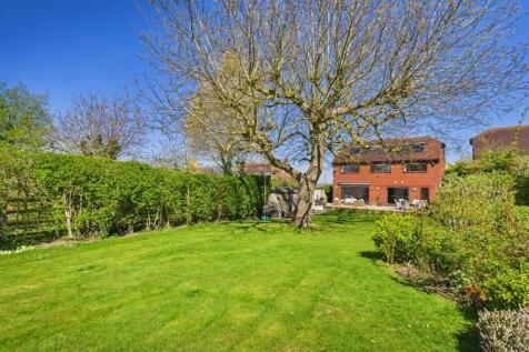 Rear Garden Mid shot.jpg