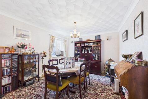 Bedroom 2/Dining Room